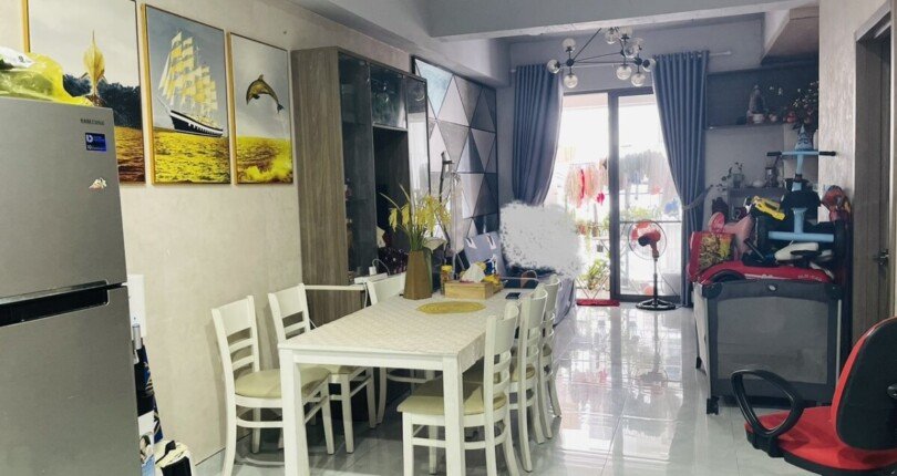 khong gian phong khach can ho ban 810x430 - Chính chủ gửi bán gấp căn hộ Block D Chung cư Saigon South Residences giá rẻ