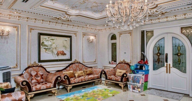 khong gian phong khach sang trong nha dat ban 810x430 - Giảm 10 tỷ bán gấp nhà đất Khu dân cư Chateau Phú Mỹ Hưng Quận 7 T11/2023