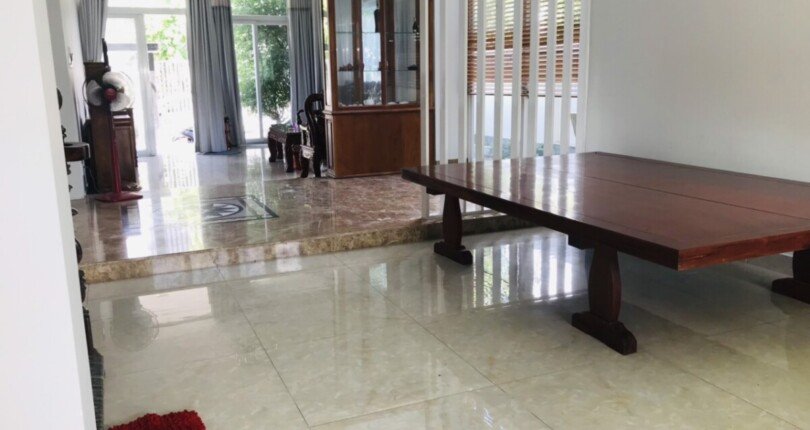 khong gian phong khach tang tret 1 810x430 - Bán gấp biệt thự song lập Khu dân cư Trần Thái xã Phước Kiển, Nhà Bè T12/2023 giá rẻ