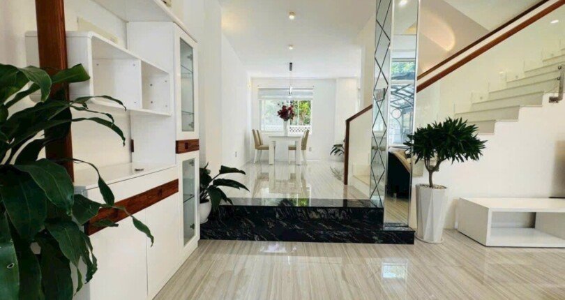 khong gian tang tret sang trong 810x430 - Cho thuê nhà đất Khu biệt thự Mỹ Phú 3 Quận 7 T11/2023 giá rẻ