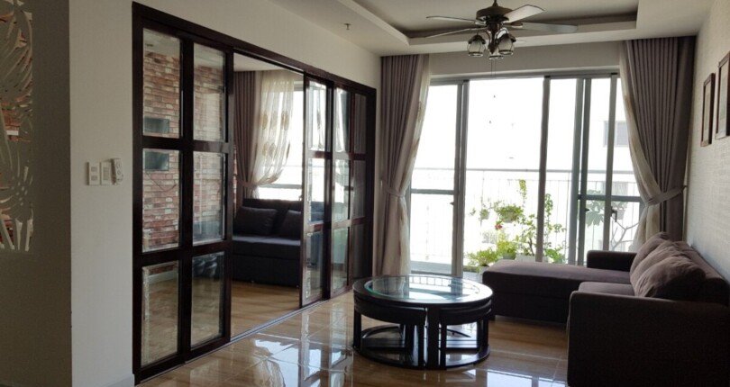 phong khach can ho ban 18 810x430 - Bán căn hộ 101m2, tầng cao, 03pn, giá 5.6 tỷ, đầy đủ nội thất, tặng kèm 01 ô đậu xe ô tô.