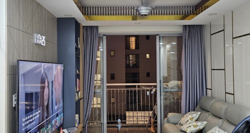 phong khach can ho ban 2 810x430 - Bán nhanh trong tuần căn hộ chung cư Scenic Valley 1, 101m2, giá 5.4 tỷ, nội thất đầy đủ, view hồ bơi.