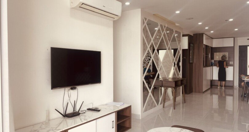 phong khach can ho cho thue 2 810x430 - Cho thuê nhanh căn hộ chung cư Scenic Valley 1, 80m2, view hồ bơi, giá 21tr/tháng, nội thất đầy đủ.