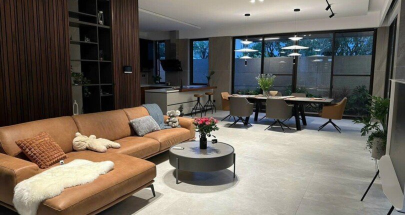 phong khach nha dat ban sang trong 810x430 - Mua bán nhà đất Khu biệt thự Nam Thông Quận 7 có hồ bơi riêng