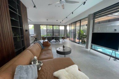 phong-khach-nhin-ra-ho-boi-rieng