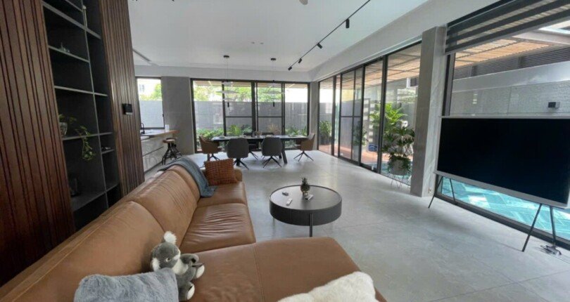 phong khach nhin ra ho boi rieng 810x430 - Mua bán nhà đất Khu biệt thự Nam Thông Quận 7 có hồ bơi riêng