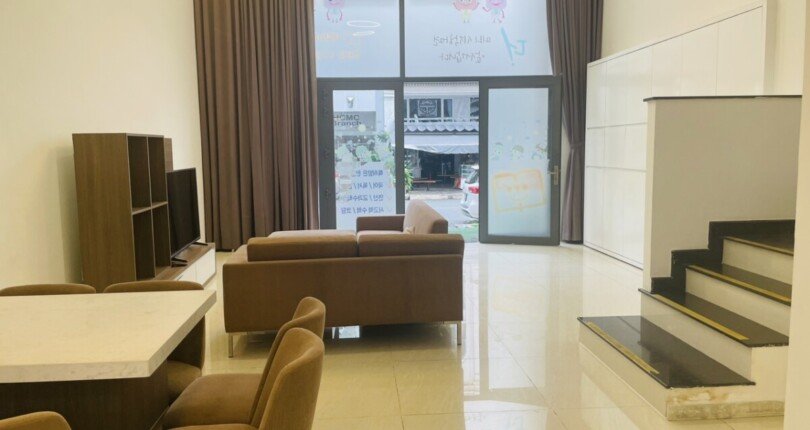 phong khach tang tret nha cho thue 810x430 - Cho thuê nhà nguyên căn Phú Mỹ Hưng đường Phạm Thái Bường Quận 7 giá rẻ