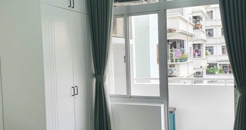 phong ngu co ban cong rong rai 810x430 - Mua bán nhà đất Khu Chung cư Hưng Vượng 3 Quận 7 T11/2023 giá rẻ