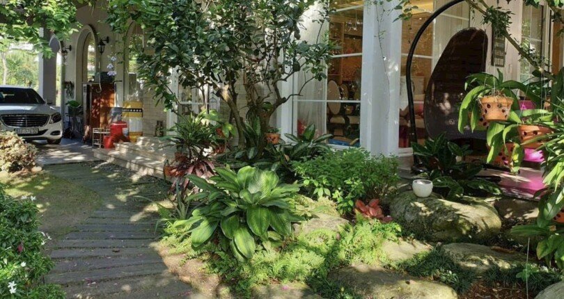 san vuon truoc nha dat ban 810x430 - Mua bán nhà đất Khu Chateau Quận 7 T11/2023 giá rẻ
