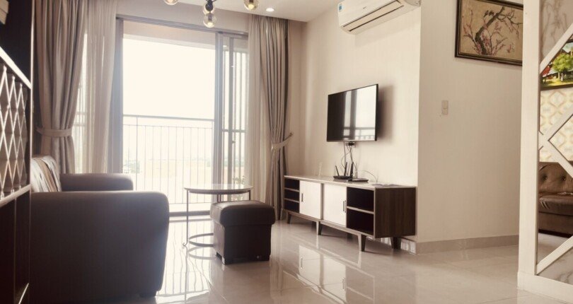 toan phong khach can ho cho thue 810x430 - Cho thuê nhanh căn hộ chung cư Scenic Valley 1, 80m2, view hồ bơi, giá 21tr/tháng, nội thất đầy đủ.