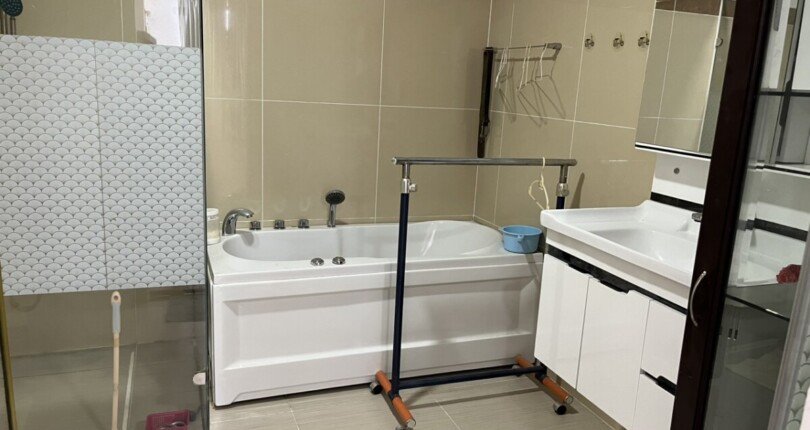 toilet can ho co bon tam nam 810x430 - Mua bán căn hộ Chung cư The Era Town Quận 7 T11/2023 giá rẻ
