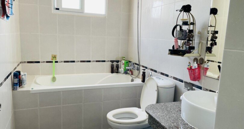 toilet co bon tam nam 810x430 - Bán gấp căn hộ Mỹ Khang, lầu cao, căn góc view Đông Bắc hồ bơi không ồn