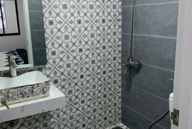 toilet-dung-chung-cho-phong-khach