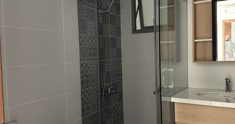 tollet can ho ban 2 810x430 - Cần bán gấp căn hộ chung cư Hưng Phúc, 78m2, giá 4.250 tỷ, nội thất đầu tư đầy đủ.