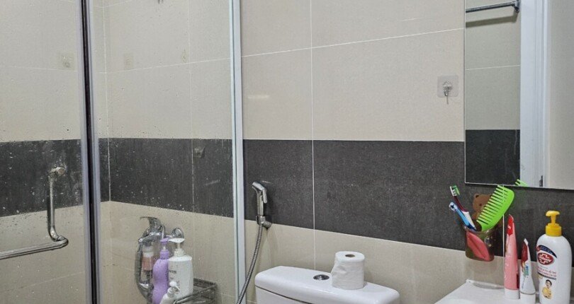 tollet can ho ban 810x430 - Cần bán gấp căn hộ blook A , chung cư Scenic Vallley 1, 03pn, giá 5.4 tỷ, view trực diện hồ bơi.