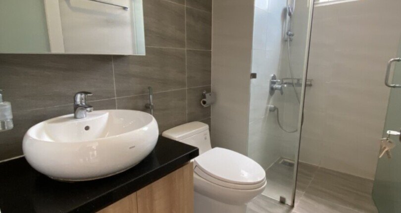 tollet can ho can ban 3 810x430 - Cần bán căn hộ chung cư Scenic Valley 1, 77m2, giá 4.2 tỷ, nhà đang có hợp đồng thuê ổn đinh.