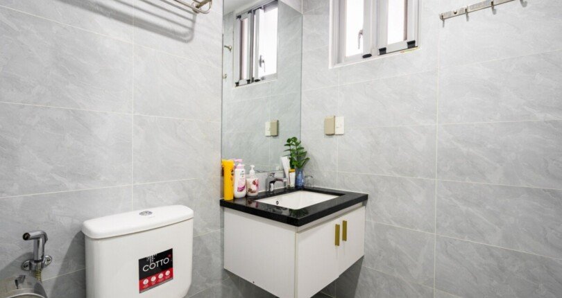 tollet can ho can ban 810x430 - Bán căn hộ chung cư Scenic Valley 1, 77m2, căn góc, nhà đẹp, giá 4.4 tỷ, nhà có hợp đồng thuê.