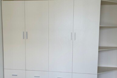 tu-quan-ao-trong-can-ho-ban