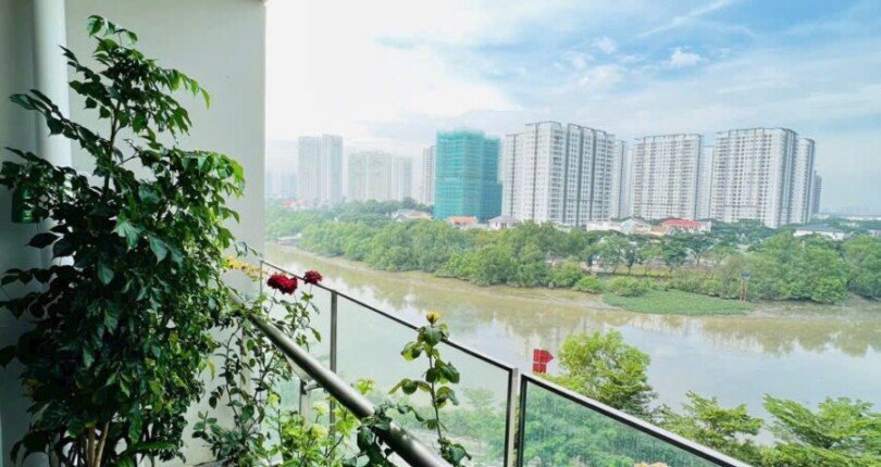 view ban cong can ho ban 810x430 - Mua bán căn hộ Chung cư Riverpark Premier view sông T11/2023 giá rẻ