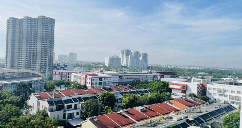 view ban cong phong khach nhin truc dien truong quoc te canada va khu pho my phu 3 810x430 - Giá mua bán căn hộ Chung cư Hưng Phúc Premier T11/2023