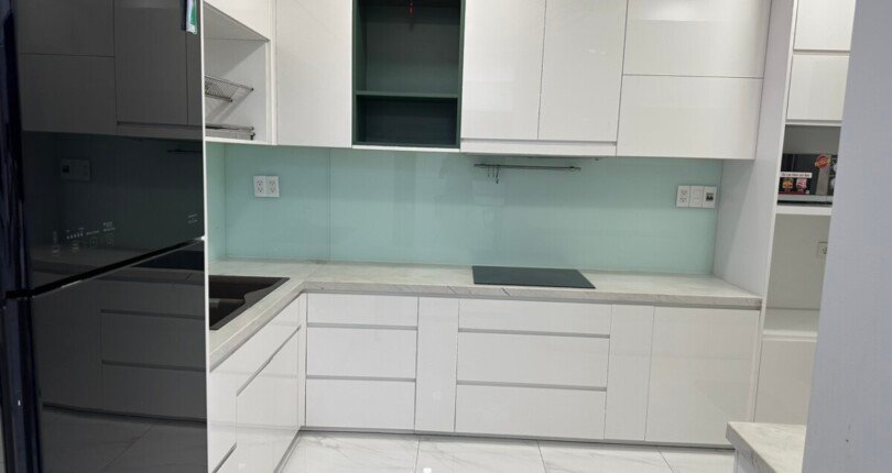 bep can ho ban 5 810x430 - Bán căn hộ chung cư Nam Phúc, tầng cao, 124m2, giá 8.8 tỷ, nội thất đầy đủ, xem nhà dễ.