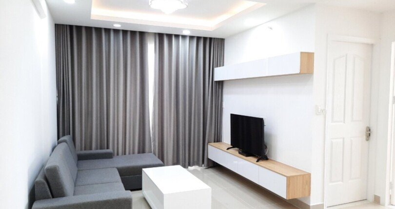 hinh anh phong khach can ho ban 810x430 - Bán căn hộ 77m2, chung cư Scenic Valley 1, giá 4.2 tỷ, nội thất đầy đủ, nhà có hợp đồng thuê.
