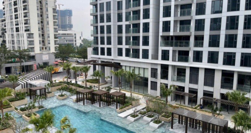 hinh thuc te ho boi noi khu cardinal court phu my hung 810x430 - Bán cặp 2 căn hộ thông nhau Chung cư Cardinal Court Phú Mỹ Hưng giá 12,3 tỷ