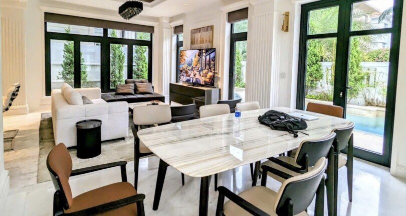 khong gian phong an va phong khach nhin ra ho boi 810x430 - Mua bán nhà đất Khu dân cư Mỹ Kim Quận 7 T12/2023 giá rẻ