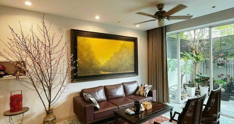 khong gian phong khach tang tret 810x430 - Mua bán nhà đất Khu biệt thự Thảo Điền 1 T1/2024 giá rẻ