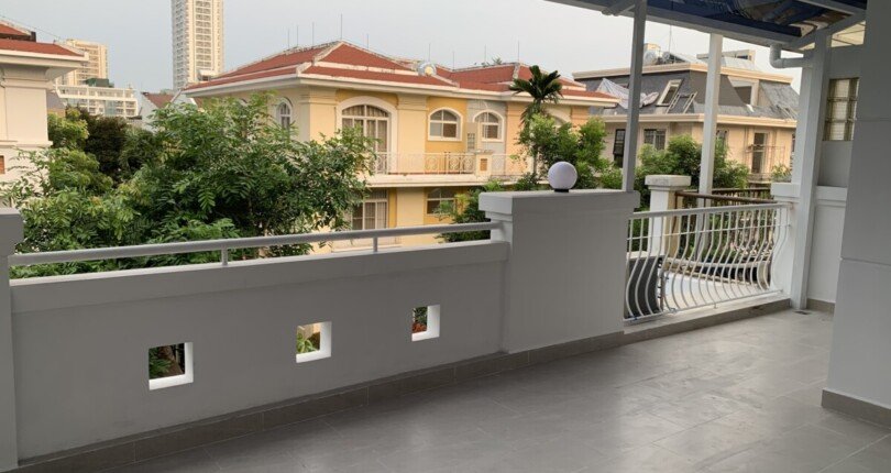 khong gian san thuong 810x430 - Cho thuê nhà nguyên căn Khu biệt thự Mỹ Giang Quận 7 T12/2023 giá rẻ