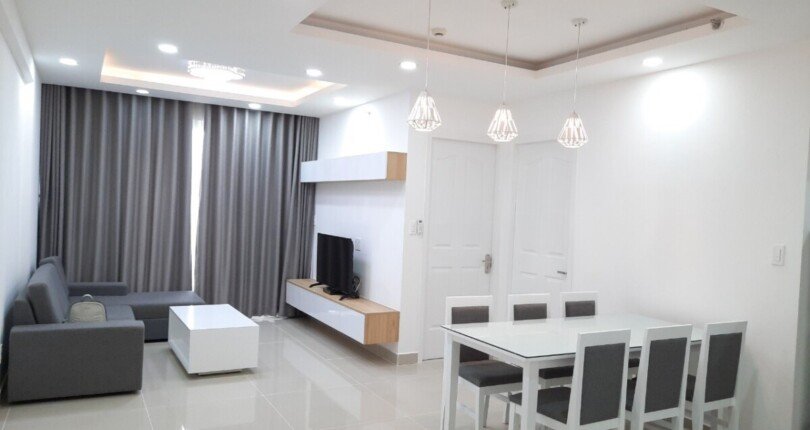 phong khach can ho ban 810x430 - Bán căn hộ 77m2, chung cư Scenic Valley 1, giá 4.2 tỷ, nội thất đầy đủ, nhà có hợp đồng thuê.