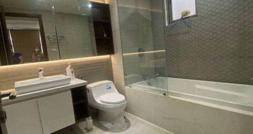 toilet phong ngu master co bon tam nam 810x430 - Bán gấp căn hộ chung cư Hưng Phúc Happy Residence 3 phòng ngủ, giá 5 tỷ