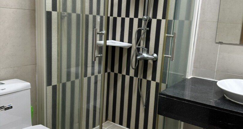 toilet trong nha 810x430 - Cho thuê Penthouse khu Chung cư Cảnh Viên 1 T1/2024 giá rẻ