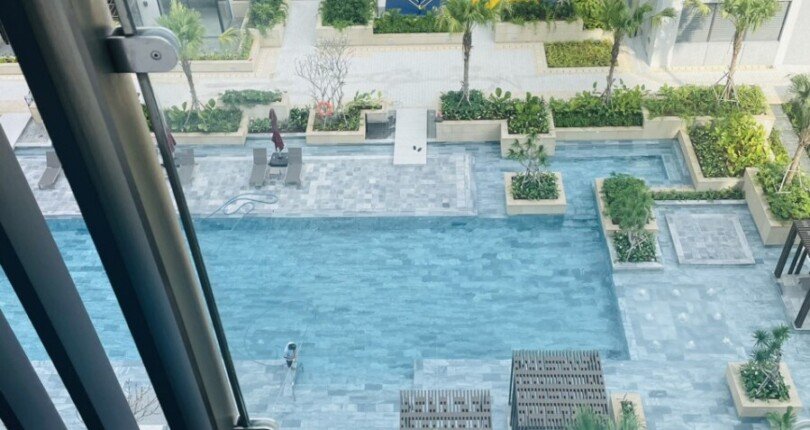 ban cong can ho truc dien ho boi noi khu 810x430 - Bán căn hộ B7.05 Cardinal Court 2 phòng ngủ view hồ bơi giá rẻ