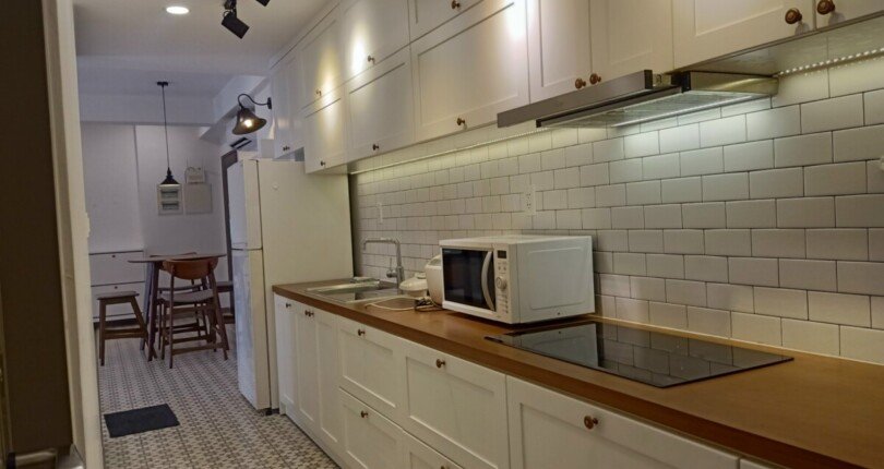 bep can ho ban 4 810x430 - Bán căn hộ chung cư Hưng Phúc Happy Residences, 80m2 + 11m2, sân vườn, giá 4.7 tỷ, nhà đang có hợp đồng thuê.