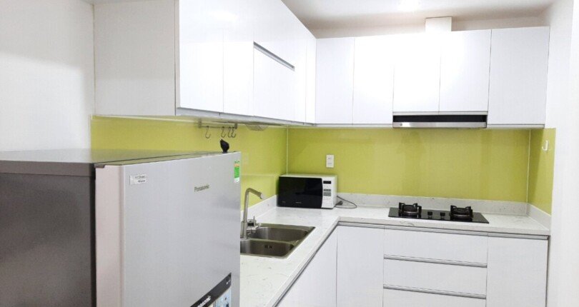 bep can ho ban 6 810x430 - Bán căn hộ chung cư Scenic Valley 1, 77m2, giá 4.380 tỷ, nội thất đầy đủ, nhà đang có hợp đồng thuê.