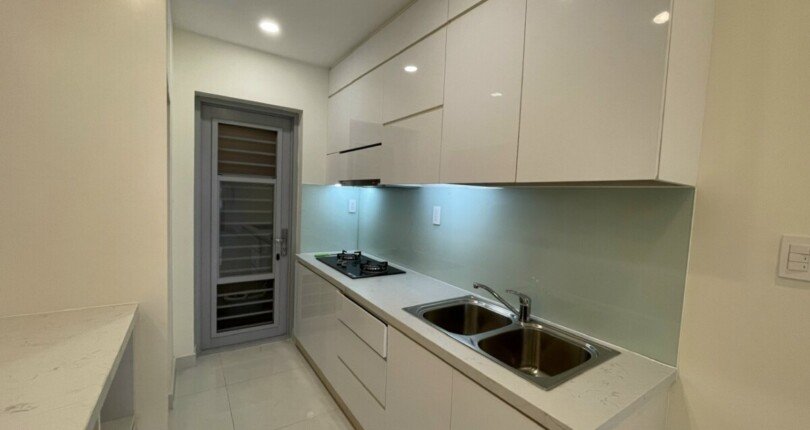 bep can ho ban 9 810x430 - Bán căn hộ căn hộ chung cư Scenic Valley 1, 80m2, giá 4.1 tỷ, đầy đủ nội thất, view hồ bơi.