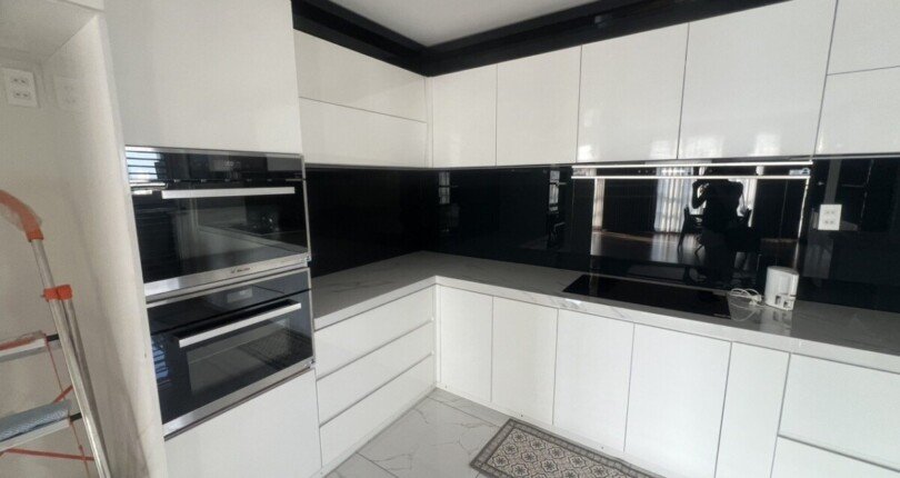 can canh bep 2 810x430 - Giá mua bán căn hộ Chung cư Happy Valley Block A lầu cao view hồ Bán Nguyệt