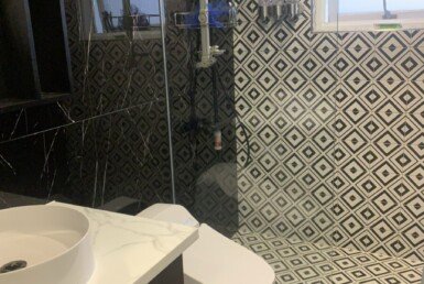 can-canh-toilet-can-ho-ban