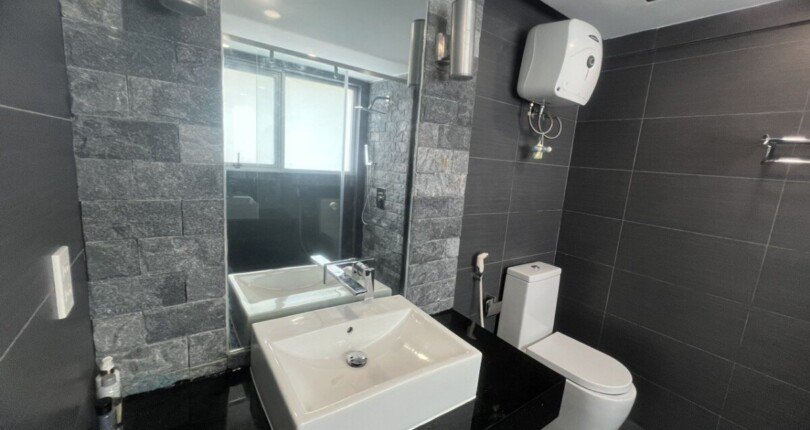 can ho co 2 toilet day du thiet bi nhu hinh 810x430 - Giá mua bán căn hộ Chung cư Happy Valley Block A lầu cao view hồ Bán Nguyệt