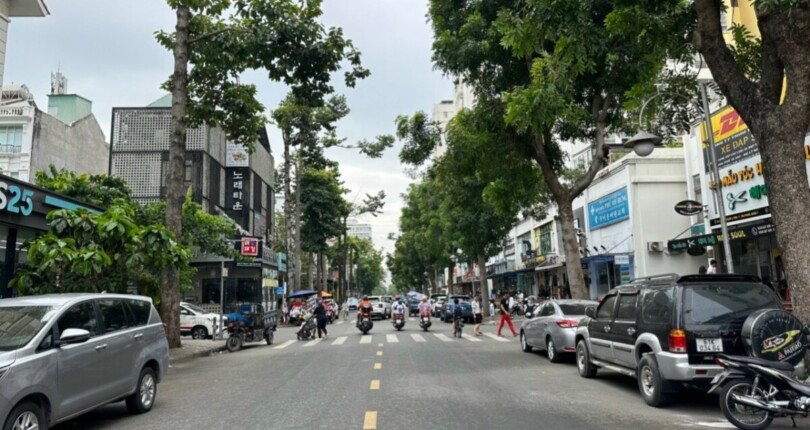 duong pham van nghi quan 7 810x430 - Giá mua bán shop K-Martket đường Phạm Văn Nghị khu phố Sky Garden Quận 7 T2/2024