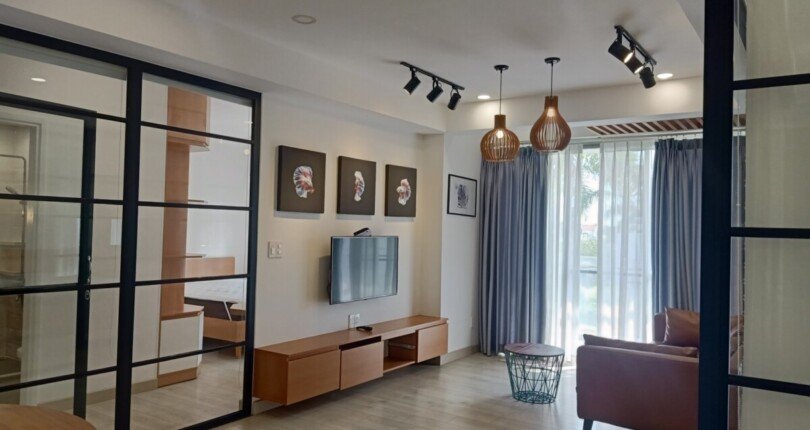 hinh anh phong khach can ho ban 810x430 - Bán căn hộ chung cư Hưng Phúc Happy Residences, 80m2 + 11m2, sân vườn, giá 4.7 tỷ, nhà đang có hợp đồng thuê.