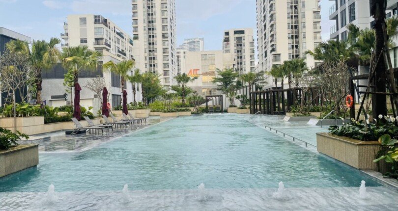ho boi noi khu cardinal court 810x430 - Chuyển nhượng cặp 2 căn hộ thông nhau Cardinal Court view trực diện hồ bơi
