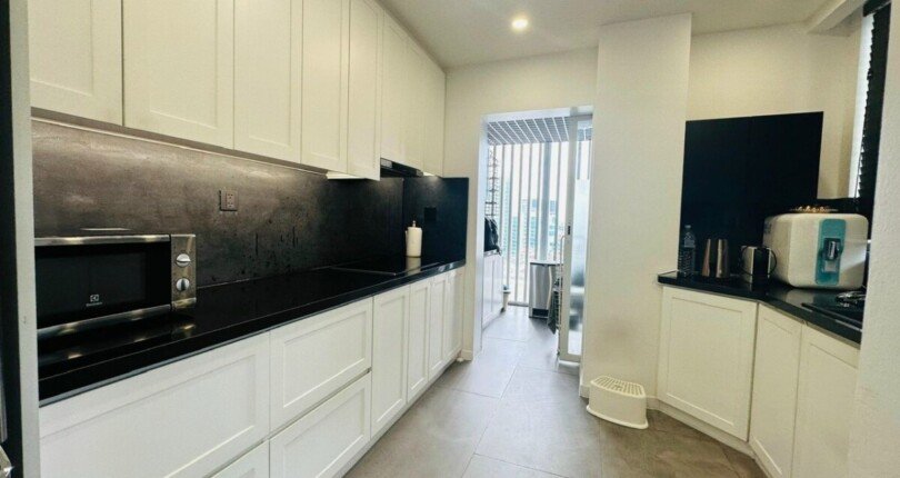 khong gian bep rong rai 2 810x430 - Giá mua bán Penthouse Chung cư Riverpark Residence Quận 7 T2/2024