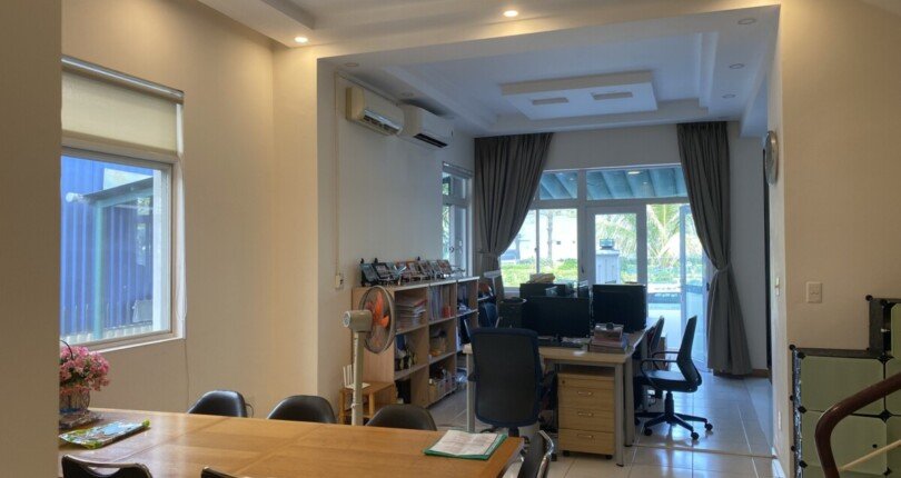 khong gian phong khach tang tret 810x430 - Cho thuê nhà nguyên căn ở và làm văn phòng đường Phạm Thái Bường Phú Mỹ Hưng T1/2024