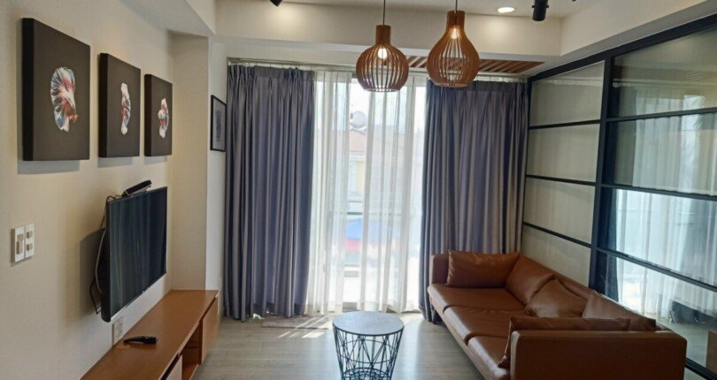 phong khach can ho ban 4 810x430 - Bán căn hộ chung cư Hưng Phúc Happy Residences, 80m2 + 11m2, sân vườn, giá 4.7 tỷ, nhà đang có hợp đồng thuê.