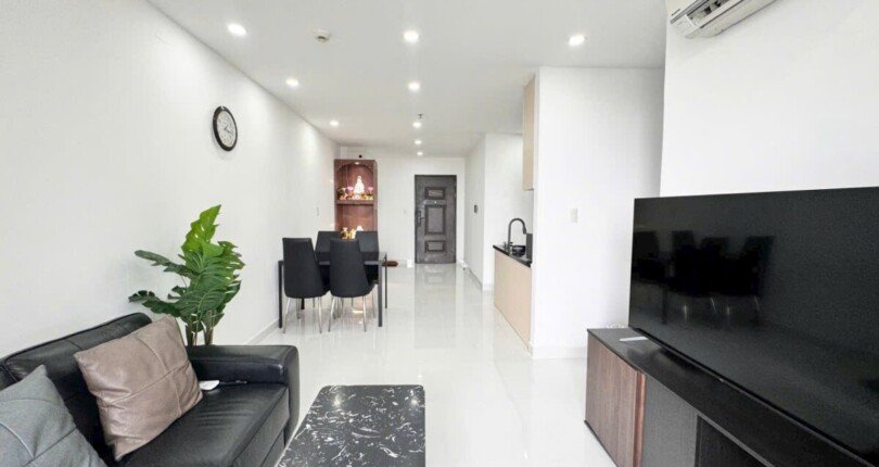 phong khach can ho ban 5 810x430 - Bán căn hộ chung cư Scenic Valley 1, 02pn, giá 4.2 tỷ, tặng kèm 01 ô đậu xe ô tô, nội thất đầy đủ.