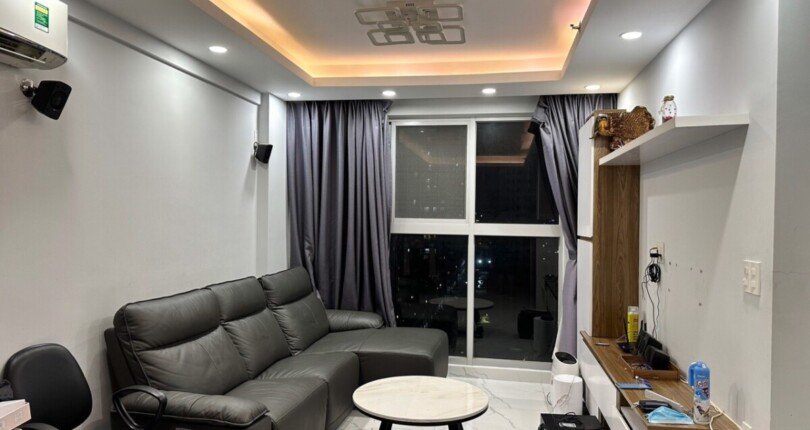 phong khach can ho can ban 810x430 - Cần bán gấp căn hộ chung cư Scenic Valley 2, 77m2, giá 4.150 tỷ, tặng kèm 01 ô đậu xe ô tô, nhà có HĐT.