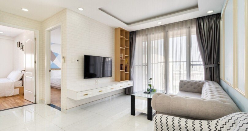 toan canh phong khach can ho ban 810x430 - Bán căn hộ 77m2, chung cư Scenic Valley 1, giá 4.4 tỷ, nhà đẹp, nội thất căn hộ đầy đủ, xem nhà dễ.