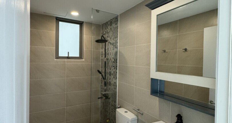 toilet phong khach 810x430 - Mua bán căn hộ 3 phòng ngủ Chung cư Hưng Phúc đường Nguyễn Lương Bằng Quận 7 T1/2024
